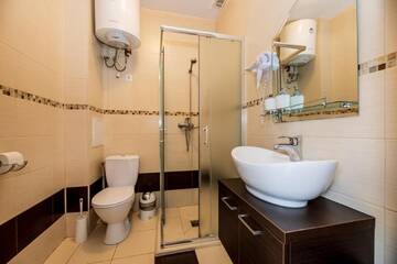 Фото номера Двухместный номер с 1 кроватью и балконом Гостевой дом Jūros vila г. Швянтойи 3