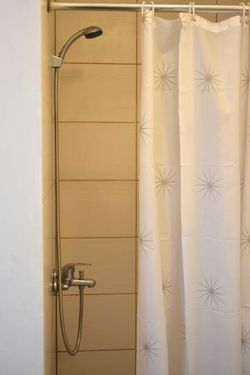 Фото номера Трехместный номер с душем Гостевой дом Topoliu 16 guesthouse г. Швянтойи 7