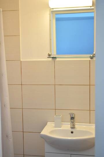 Фото номера Трехместный номер с душем Гостевой дом Topoliu 16 guesthouse г. Швянтойи 4